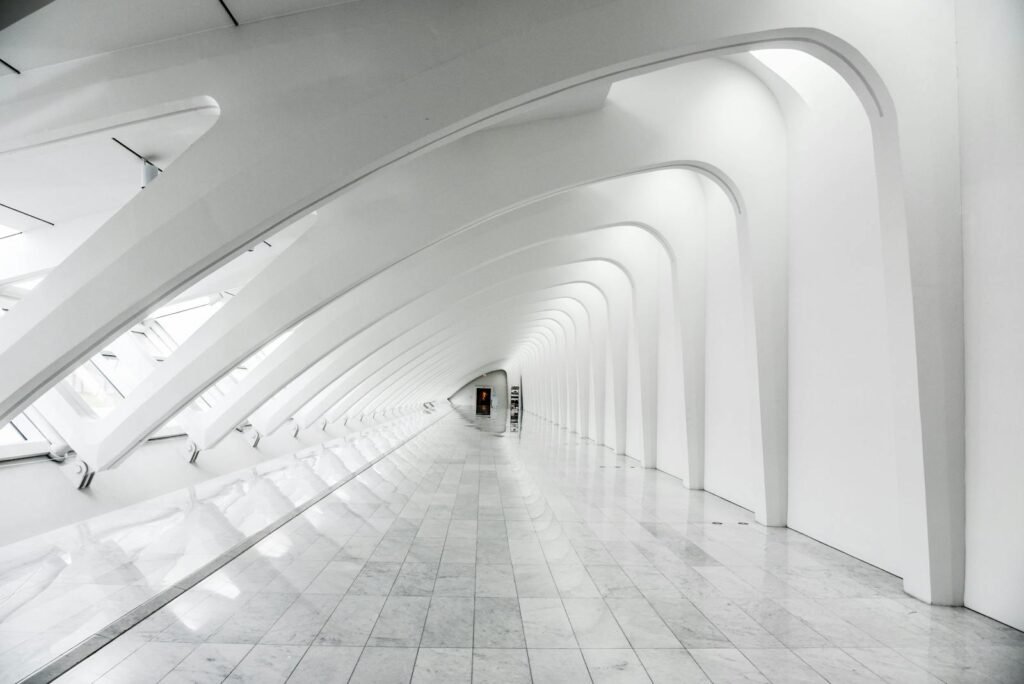 Contactar Arquitecto Deluca Valencia Explore the sweeping modern arches and minimalistic design of the Milwaukee Art Museum's white hallway.